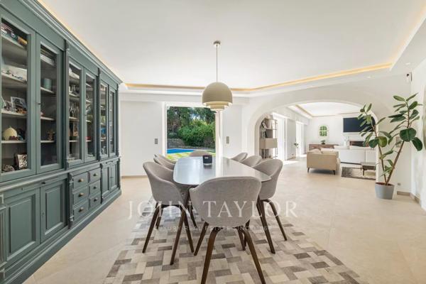 Villa rénovée avec raffinement au cœur d’un domaine sécurisé