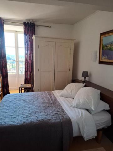 MAISON DE VILLAGE  179 M² AVEC BALCONS AUX CHAMBRES  130000  AUREL 84390