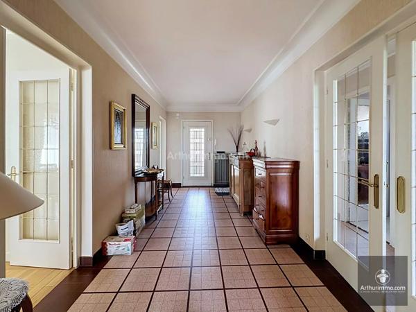 Vente                                                      Maison
                        
                     5 pièces                      135 m2                     à Saint-Just-la-Pendue