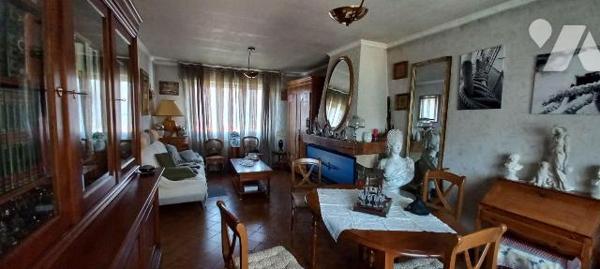 Cappelle-la-Grande (59180) maison de ville des années 1972 édifiée sur 271 m². Elle offre une e...