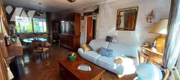 Cappelle-la-Grande (59180) maison de ville des années 1972 édifiée sur 271 m². Elle offre une e...