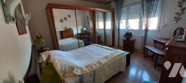 Cappelle-la-Grande (59180) maison de ville des années 1972 édifiée sur 271 m². Elle offre une e...