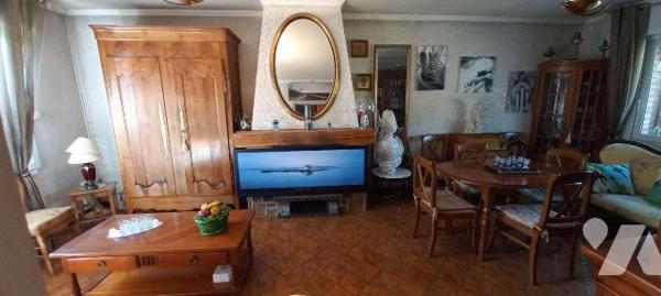 Cappelle-la-Grande (59180) maison de ville des années 1972 édifiée sur 271 m². Elle offre une e...