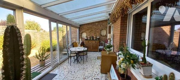 Cappelle-la-Grande (59180) maison de ville des années 1972 édifiée sur 271 m². Elle offre une e...