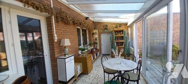 Cappelle-la-Grande (59180) maison de ville des années 1972 édifiée sur 271 m². Elle offre une e...