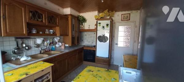 Cappelle-la-Grande (59180) maison de ville des années 1972 édifiée sur 271 m². Elle offre une e...
