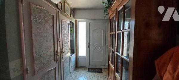 Cappelle-la-Grande (59180) maison de ville des années 1972 édifiée sur 271 m². Elle offre une e...
