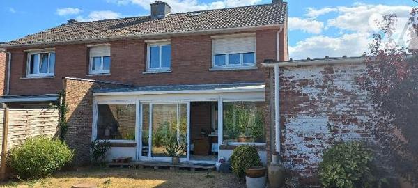 Cappelle-la-Grande (59180) maison de ville des années 1972 édifiée sur 271 m². Elle offre une e...