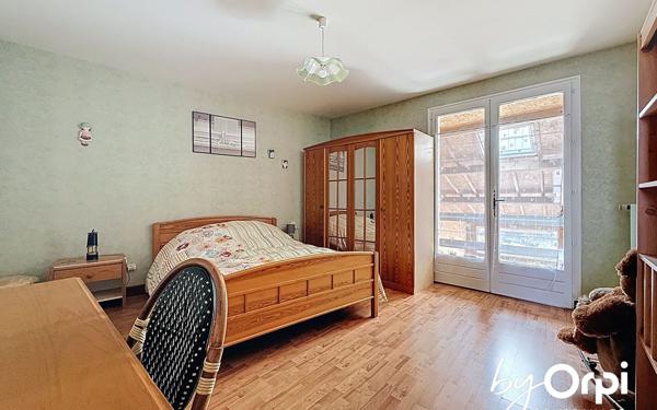 Maison à vendre    6 pièces • 152,40 m2 Saint-Éloy-les-Mines