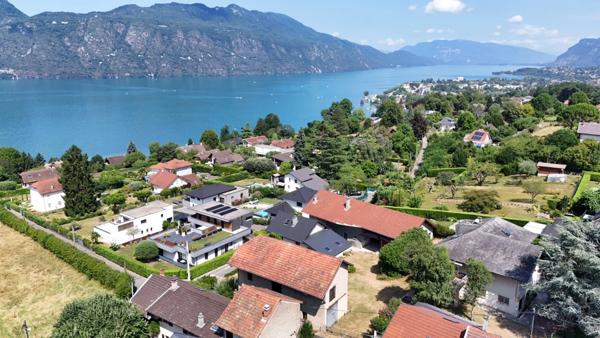 Tresserve (vue lac du Bourget) tenements immobilier de 280 m2 env avec corps de ferme, garage, atelier.