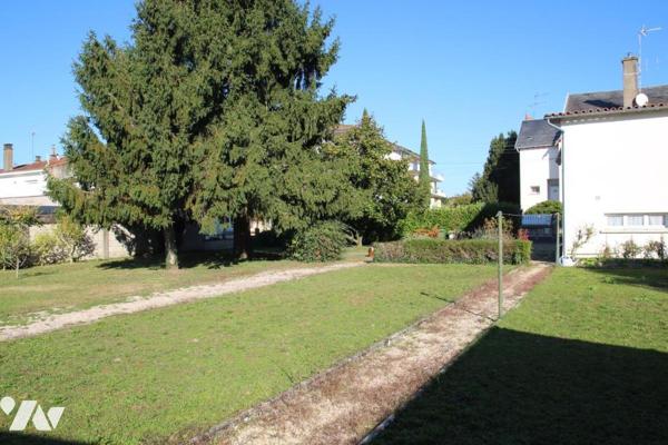 NIORT CENTRE, BELLE MAISON ANCIENNE DE 120M2 HABITABLE ABEC MAGNIFIQUE TERRAIN CLOS