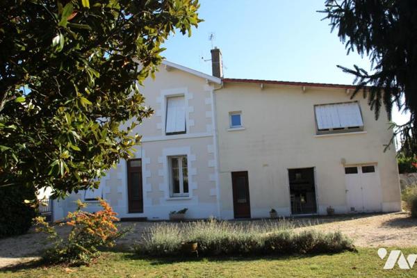 NIORT CENTRE, BELLE MAISON ANCIENNE DE 120M2 HABITABLE ABEC MAGNIFIQUE TERRAIN CLOS