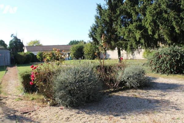 NIORT CENTRE, BELLE MAISON ANCIENNE DE 120M2 HABITABLE ABEC MAGNIFIQUE TERRAIN CLOS