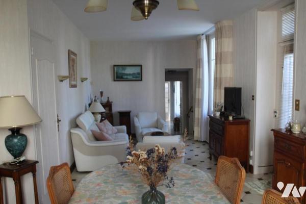 NIORT CENTRE, BELLE MAISON ANCIENNE DE 120M2 HABITABLE ABEC MAGNIFIQUE TERRAIN CLOS