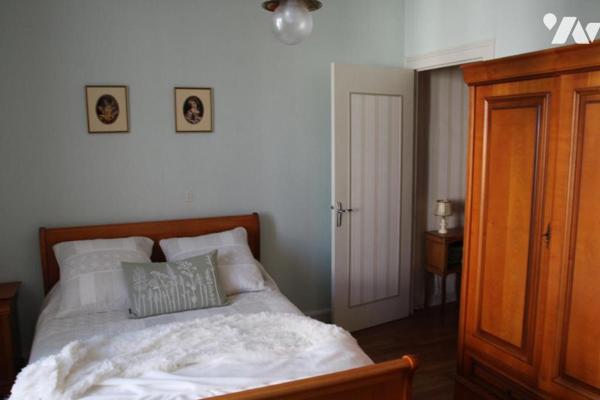 NIORT CENTRE, BELLE MAISON ANCIENNE DE 120M2 HABITABLE ABEC MAGNIFIQUE TERRAIN CLOS