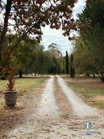 BERGERAC charmante propriété avec piscine, étang et terrain 2HA