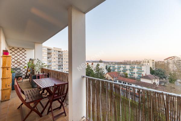 Appartement 4 pièces 79 m2, Villeurbanne, parking en sous-sol, traversant Est/ Ouest