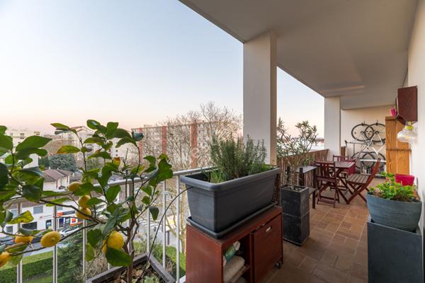 Appartement 4 pièces 79 m2, Villeurbanne, parking en sous-sol, traversant Est/ Ouest