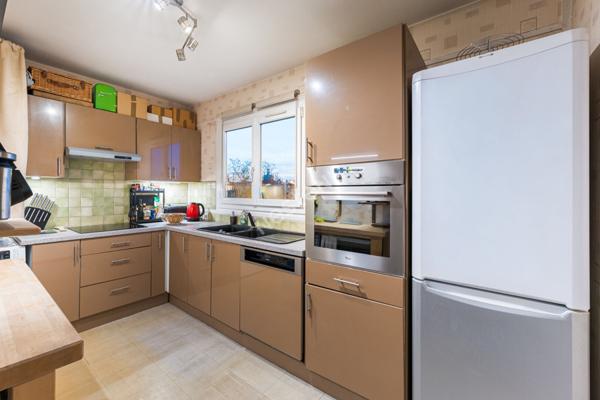 Appartement 4 pièces 79 m2, Villeurbanne, parking en sous-sol, traversant Est/ Ouest