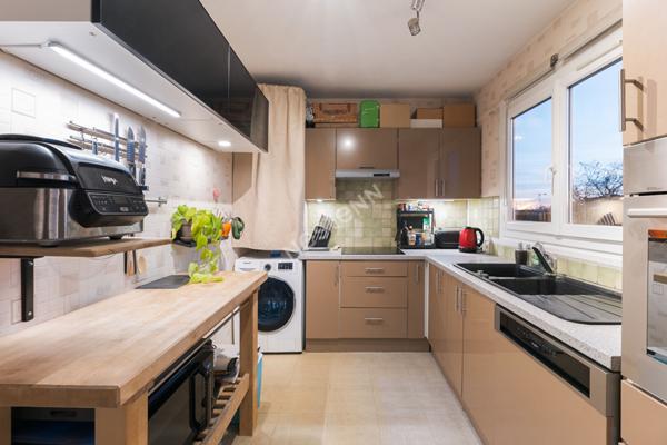 Appartement 4 pièces 79 m2, Villeurbanne, parking en sous-sol, traversant Est/ Ouest