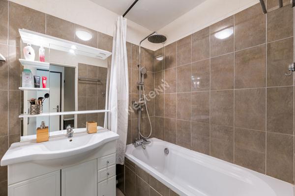 Appartement 4 pièces 79 m2, Villeurbanne, parking en sous-sol, traversant Est/ Ouest