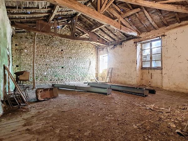 CORPS DE FERME A RENOVER ENTIEREMENT