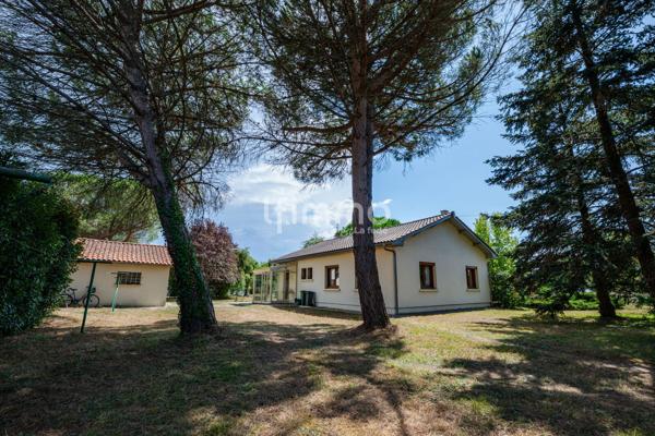 Maison individuelle avec double garage sur 2 112 m² de terrain arboré