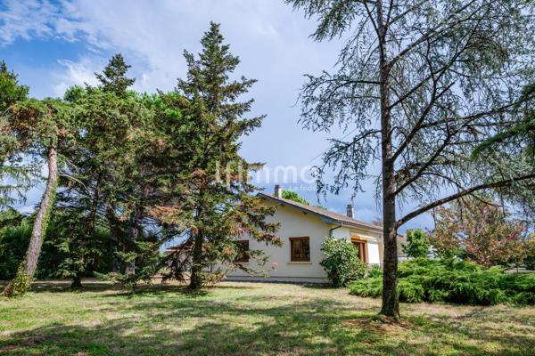 Maison individuelle avec double garage sur 2 112 m² de terrain arboré