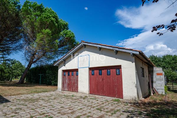 Maison individuelle avec double garage sur 2 112 m² de terrain arboré