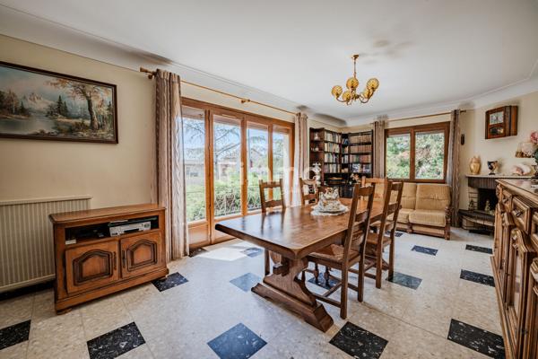 Maison individuelle avec double garage sur 2 112 m² de terrain arboré