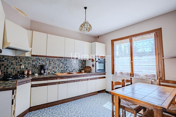 Maison individuelle avec double garage sur 2 112 m² de terrain arboré