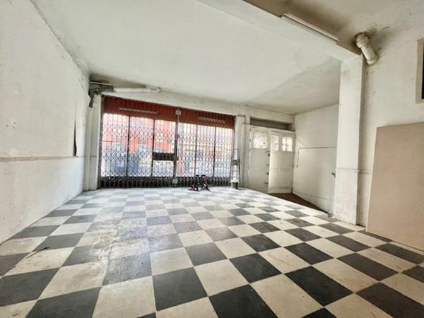 ensemble immobilier de deux lots, un local commercial et un parking de 350 m² en centre ville