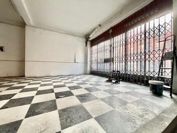 ensemble immobilier de deux lots, un local commercial et un parking de 350 m² en centre ville