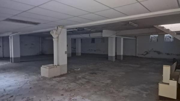 ensemble immobilier de deux lots, un local commercial et un parking de 350 m² en centre ville