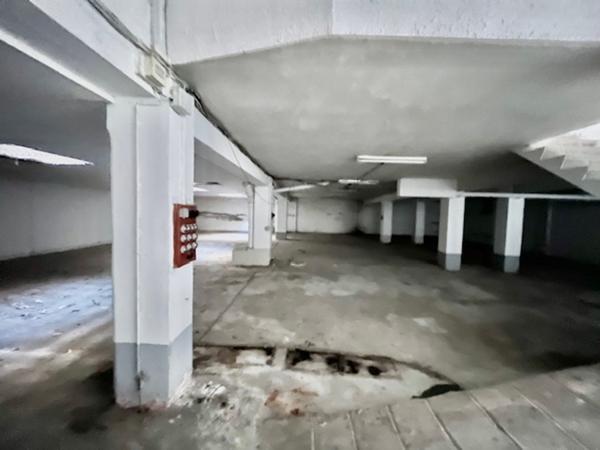 ensemble immobilier de deux lots, un local commercial et un parking de 350 m² en centre ville