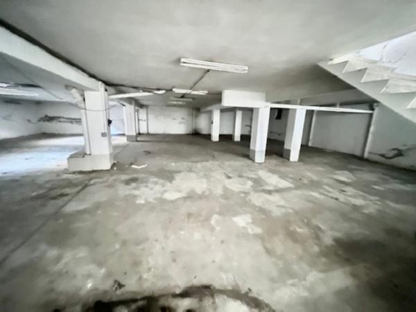 ensemble immobilier de deux lots, un local commercial et un parking de 350 m² en centre ville