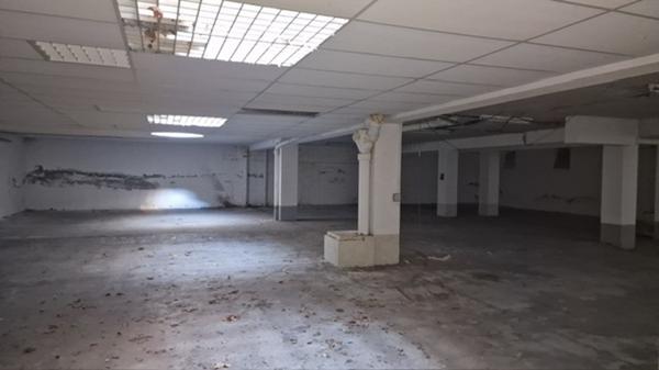 ensemble immobilier de deux lots, un local commercial et un parking de 350 m² en centre ville
