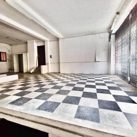 ensemble immobilier de deux lots, un local commercial et un parking de 350 m² en centre ville