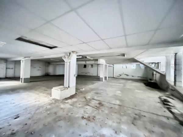 ensemble immobilier de deux lots, un local commercial et un parking de 350 m² en centre ville