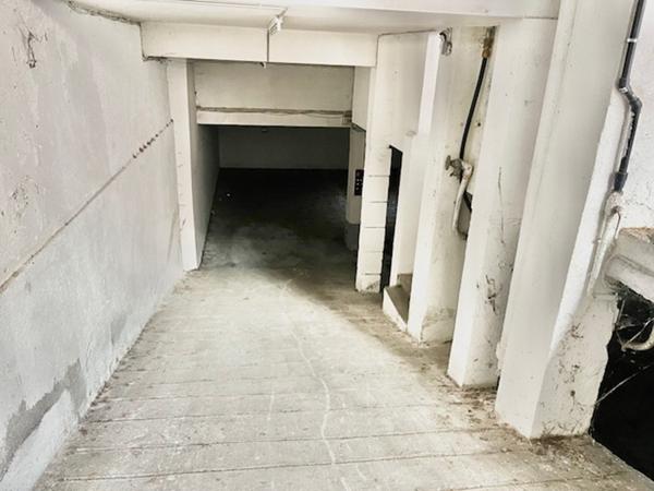 ensemble immobilier de deux lots, un local commercial et un parking de 350 m² en centre ville