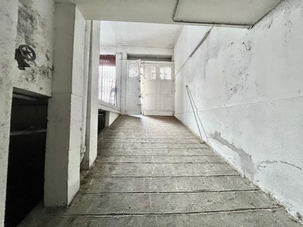 ensemble immobilier de deux lots, un local commercial et un parking de 350 m² en centre ville