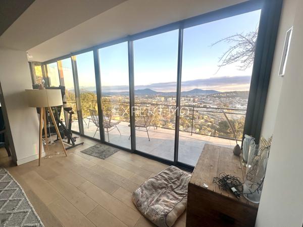 La Valette-du-Var (83160) Villa rénovée avec belles prestations et vue panoramique jusqu'à la mer