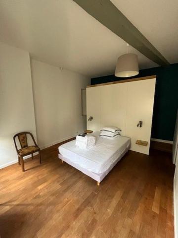 Bordeaux Pey Berland / place Fernand Lafargue - appartement ancien de 90 m2 avec 2 chambres et local de 15m2