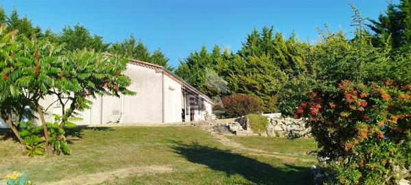 MAISON CONTEMPORAINE AVEC PISCINE ET DEPENDANCES
