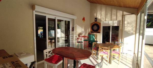 MAISON CONTEMPORAINE AVEC PISCINE ET DEPENDANCES