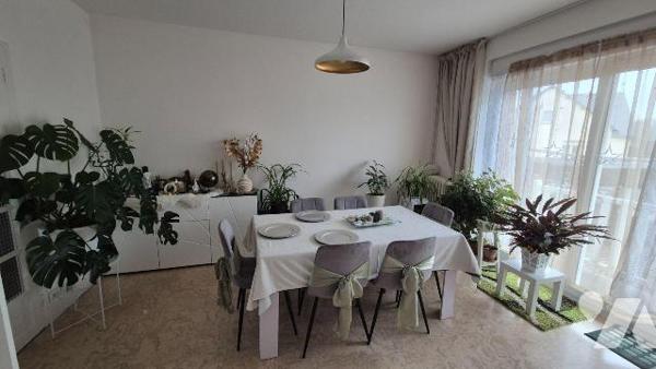 BRECE: une maison d'habitation comprenant:
- Hall d'entrée, cuisine aménagée et équipée ( avec...