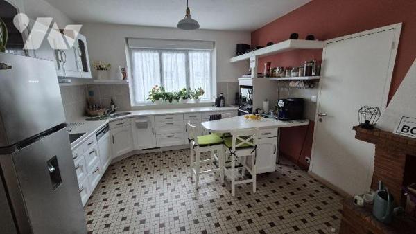 BRECE: une maison d'habitation comprenant:
- Hall d'entrée, cuisine aménagée et équipée ( avec...