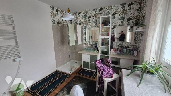 BRECE: une maison d'habitation comprenant:
- Hall d'entrée, cuisine aménagée et équipée ( avec...