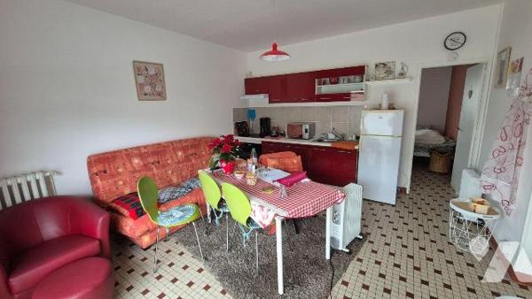 BRECE: une maison d'habitation comprenant:
- Hall d'entrée, cuisine aménagée et équipée ( avec...