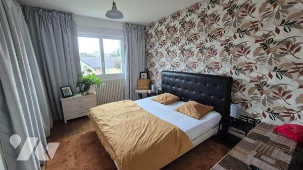 BRECE: une maison d'habitation comprenant:
- Hall d'entrée, cuisine aménagée et équipée ( avec...